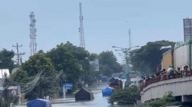 Jalur Pantura Demak-Kudus Lumpuh Total oleh Banjir, Truk-truk Barang Terendam di Karanganyar