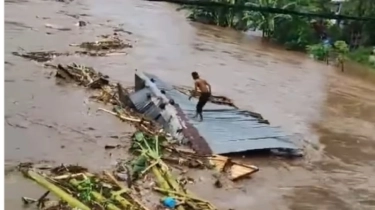 Detik-Detik Menegangkan Sahdan Terseret Arus Bersama Rumahnya saat Banjir Bandang di Sumbawa