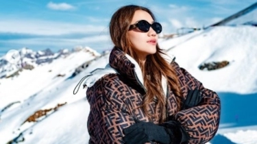 Pose Cantik Di Atas Gunung Bersalju, Harga OOTD Aaliyah Massaid Tembus Puluhan Juta
