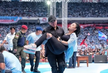 Viral Aksi Sigap Mayor Teddy Bantu Pendukung-Gibran yang Pingsan di GBK, Tuai Pujian Warganet