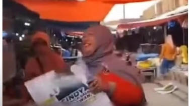 Ibu-ibu dan Petugas Ribut di Pasar Bukittinggi Saat Bagi Kalender Anies: Kalau Prabowo Boleh?