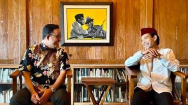 Anies dan UAS Duduk Sambil Tertawa, Background Foto Soekarno-Hatta Jadi Sorotan