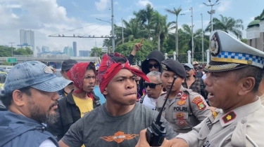 Massa Pro dan Kontra Pemakzulan Jokowi Bentrok di Depan Gedung DPR