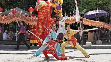 Momen Unik Rayakan Imlek di Bali, Pantai Jadi Berbalut Warna Merah dan Emas!