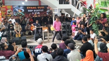 Duduk Lesehan Bersama Warga, Ganjar Ngejam Bareng Slank di Semarang
