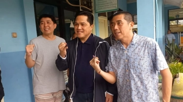 Bak Selebriti, Setelah Nyoblos Erick Thohir Dikerubungi Warga Sekitar Minta Foto