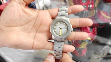 Gibran Pakai Jam yang Dibeli di Bekasi Saat Nyoblos: Harganya Setara 167 Kg Beras