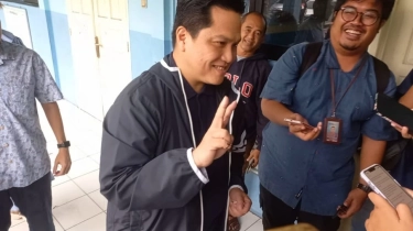 Setelah Nyoblos, Erick Thohir Acungkan Dua Jari