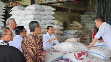 Beras Premium Langka di Minimarket, Jokowi Temukan di Pasar Induk Cipinang Stok Melimpah