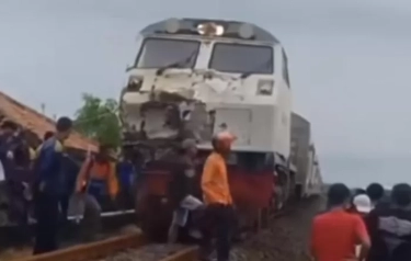 Kereta Manahan Anjlok Usai Tabrak Truk di Jalur Cirebon - Brebes, Dua Orang Tewas