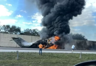 Rekaman Video Dashcam Memperlihatkan Detik-detik Mengerikan saat Jet Pribadi Menabrak Jalan Raya di Florida