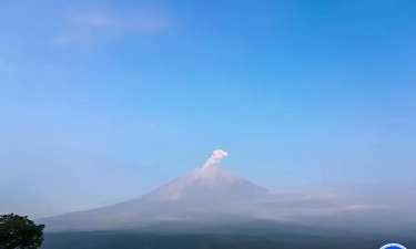 Semeru Kembali Erupsi dan Keluarkan Abu Vulkanik Setinggi 1000 Meter, Warga Diminta Waspada dan Tetap Tenang