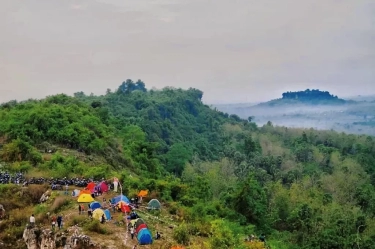 Bukit Larangan Panceng, Gresik, Wisata Alam yang Menawarkan Pemandangan Pantai dan Perbukitan