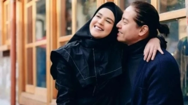 5 OOTD Couple Keluarga ala Cut Meyriska-Roger Danuarta Inspirasi Buat Baju Lebaran