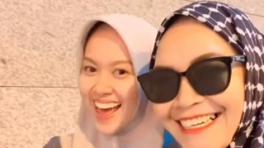 Calon Adik Ipar Ayu Ting Ting Umrah Bareng Umi Kalsum, Menawan Pakai Hijab