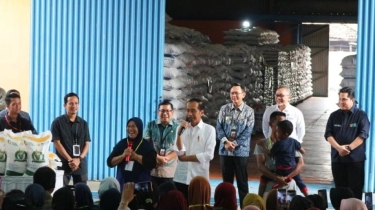 Sambil Bagikan Beras 10 Kg, Jokowi ke Warga: Saya Lihat Pagi-pagi Cerah Semua, Ada Apa?