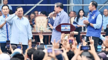 Moment SBY Panjat Panggung saat Kampanye Akbar Dukung Prabowo-Gibran Bikin Shock: Takut Heat Stroke