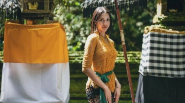 Anya Geraldine Foto Pakai Kebaya Bali Sambil Bawa Sesajen, Warganet Bingung Cantik Banget: Pernah Patah Hati Gak?