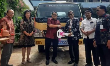 Mitsubishi Fuso Canter Euro 4 Berlabuh di SMK PGRI 2 Palembang untuk Sarana Praktik