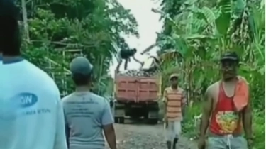 Tak Terima Kalah, Caleg di Banyuwangi Nekat Bongkar Paving Block yang Sudah Disumbangkan