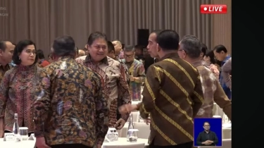 Meski Diisukan Mundur, Ini Momen Jokowi Bercanda Gurau dengan Sri Mulyani di PTIJK OJK