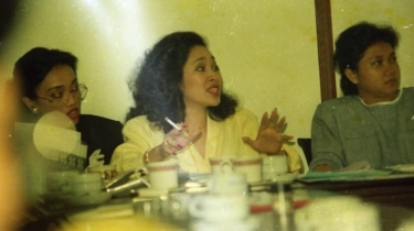 Foto Lawas Titiek Soeharto Rapat Sambil Sebat, Kecantikannya Dipuji Bak Gadis Kretek