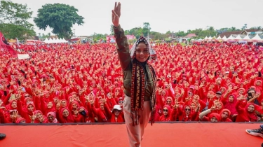 Lagi Senyam-senyum, Siti Atikoh Langsung Kicep Usai Tangan Ditepis Megawati Saat Foto Bareng