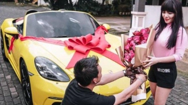 Dinar Candy Mulai Terang-terangan soal Status Hubungan, Kini Pamer Hadiah Mobil Mewah dari Ko Apex