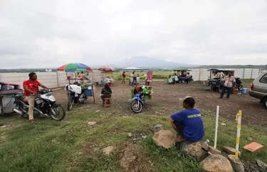 Masuk Kedalam KKOP Bandara Dhoho Kediri, Pemkab Larang Pedagang Berjualan di Area Bukit Jalan Jawa