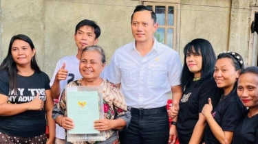 Hari Pertama Tugas Menteri ATR, AHY Terbang ke Manado Serahkan Sertifikat Tanah Warga