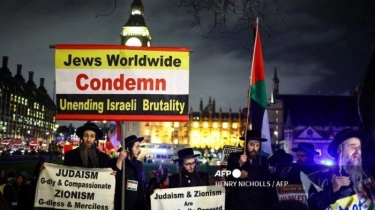 Para Pengunjuk Rasa di Inggris Mengibarkan Bendera Palestina, Kompak Teriak Israel Negara Teroris