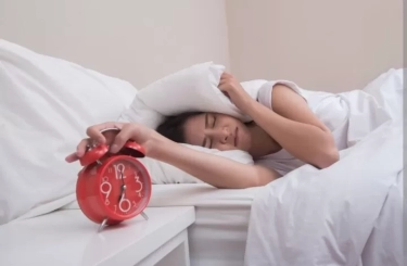Sering Snooze Alarm? Ketahui Bahayanya Menurut Ahli Saraf