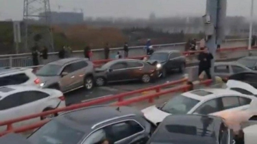 Jalanan Tertutup Salju, Lebih dari 100 Mobil Terlibat Tabrakan Beruntun di Jalan Tol China