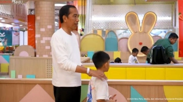 Di Tengah Isu Hak Angket DPR, Presiden Jokowi Ajak Cucu Main di Mall