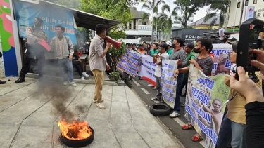 Demo di Depan Kantor ICW, Kelompok Massa Bantah Preman Hingga Aksi Bakar Ban