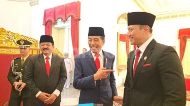 Jokowi Unggah Foto AHY-Moeldoko Bersalaman, Prabowo Beri Hormat ke Luhut