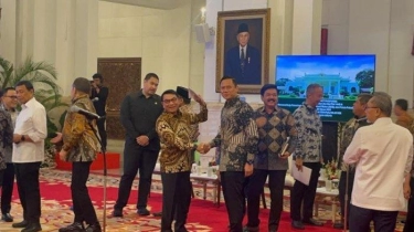 BREAKING NEWS: AHY dan Moeldoko Salaman Sebelum Ikuti Sidang Kabinet Jokowi di Istana Negara