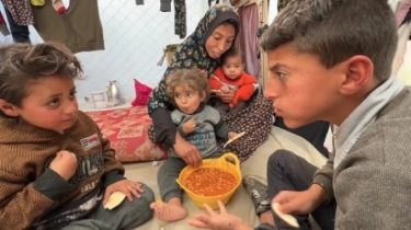 Kelaparan Akut, Anak-anak Gaza Mengais Makanan di Tengah Kecamuk Perang Israel-Hamas