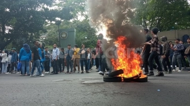 Sang Rektor Prof Edie Urung Dicopot Buntut Diduga Cabuli Bawahan, Mahasiswa UP Demo Tutup Jalan hingga Bakar Ban