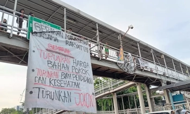 Massa Aksi Civitas Academica UNJ Bubar, Sisakan Baliho Besar di Rawamangun Bertuliskan 