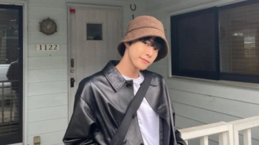 Simple Tapi Bikin Pangling, Tiru 5 Inspirasi Padu Padan Jaket Hitam ala Doyoung NCT