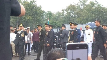 Momen Prabowo Angkat Dua Jempol Usai Menyandang Jenderal Bintang 4