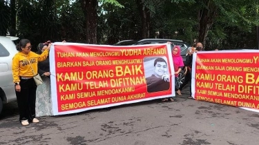 Pendukung Yudha Arfandi Bentangkan Spanduk Saat Rekonstruksi Kasus Dante, Yakin Eks Tamara Difitnah