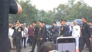 VIDEO Momen Prabowo Angkat 2 Jempol dan Tersenyum Usai Terima Pangkat Jenderal Kehormatan