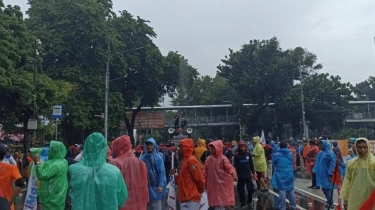 Di Tengah Guyuran Hujan, Partai Buruh Suarakan 'Tritura' dalam Aksi Demo di Patung Kuda