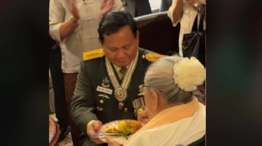 Syukuran Kenaikan Pangkat, Prabowo Subianto Beri Tumpeng Pertama ke Sosok Wanita Ini