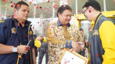 Suara Golkar Naik di Pemilu 2024, Airlangga Hartarto Peroleh Piagam Kesatria Aswattha Jaya dari AMPI