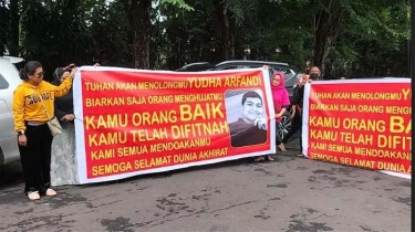 Warga Bentangkan Spanduk Bernada Dukungan Yudha Arfandi Saat Rekonstruksi Anak Tamara Tyasmara