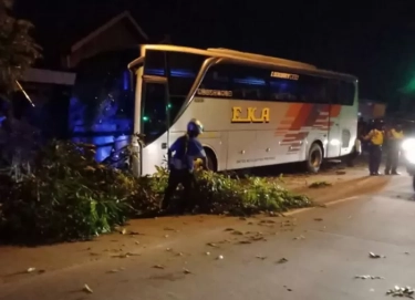 Mengantuk, Sopir Bus Eka Tabrak Tiang Lampu Depan Rudin Bupati Sragen, Berikut Kronologinya Menurut Saksi Mata