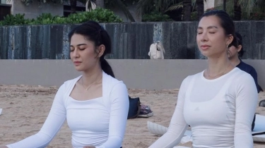 Potret Jennifer Bachdim dan Dian Sastrowardoyo Olahraga Yoga Bareng, Netizen Ribut: Positif Vibes Banget!